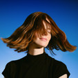 Una modella dai capelli rossi che scuote la chioma